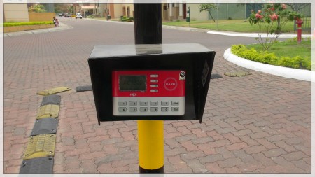 Este nuevo sensor detecta el TAGS de seguridad del vehículo que se está acercando, para abrir y cerrar las plumas.