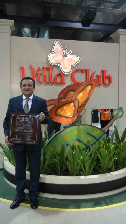 Angel Cedeño, Gerente de Ventas Villa Club, recibiendo el premio del Mejor Stand en la Feria Hábitat XXIV