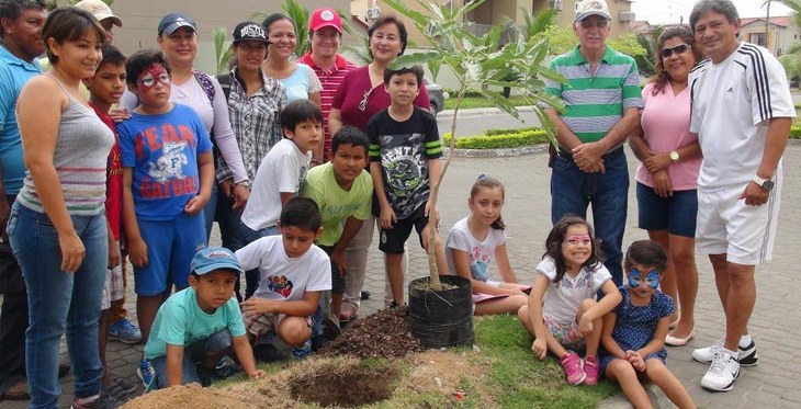 Sembraron árboles en las urbanizaciones de Villa Club Una campaña para preservar las áreas verdes Sembraron árboles en las urbanizaciones de Villa Club Una campaña para preservar las áreas verdes